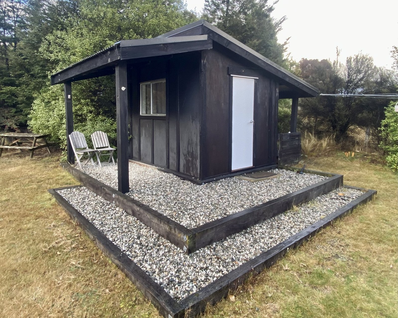 Sleep-out building at The Black Shack, Lake Hawea